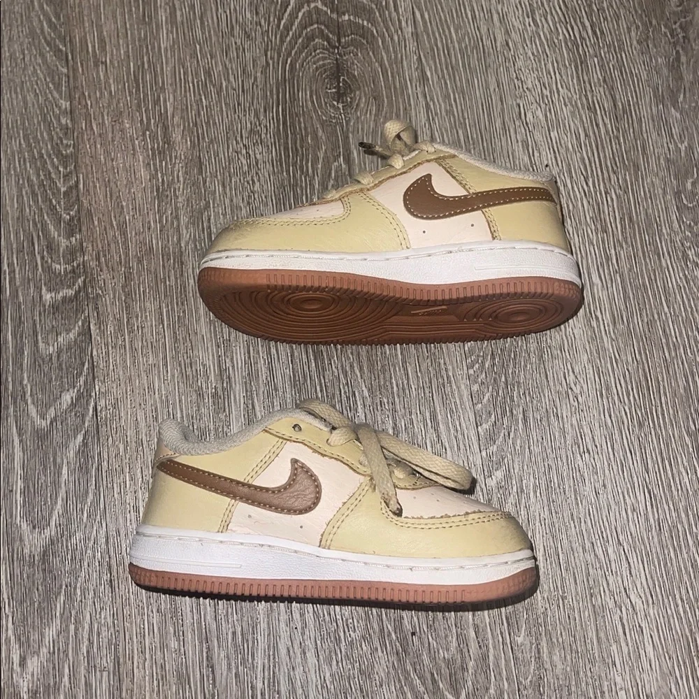 Nike Force One LV8 Toddler Shoe in Pearl White/ Ale Brown/ Sesame